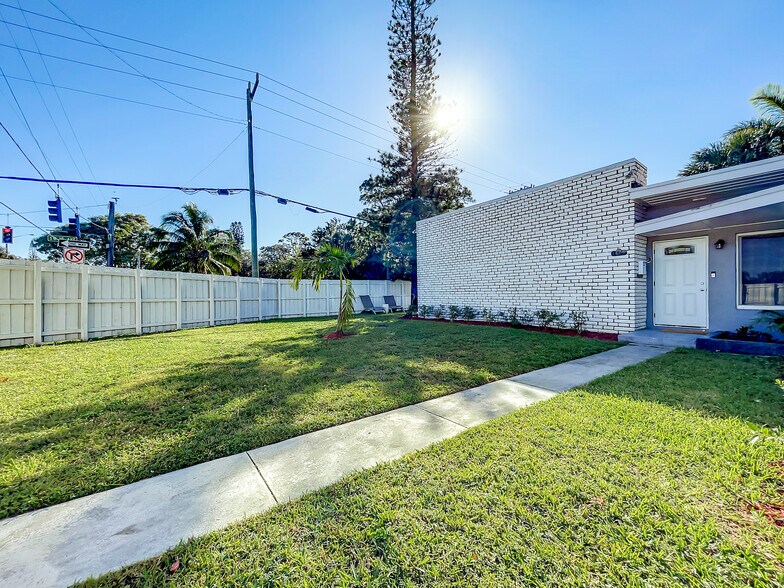 fenced yard - 1500 Davie Blvd
