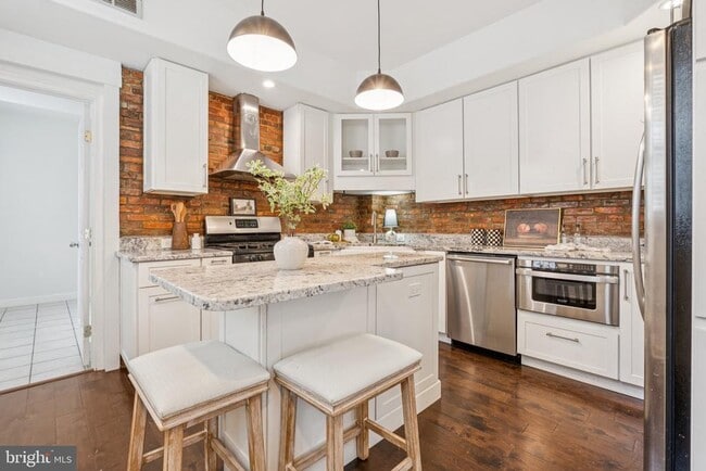 Building Photo - 801 S Rose St