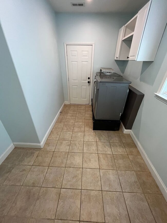 Building Photo - Stunning 3 Bed 3 Bath Home
