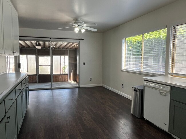 Building Photo - 4 Bedroom, 2 bath home for rent in Huntington Beach