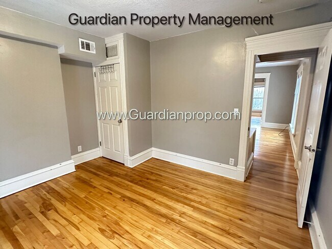 Building Photo - Kenwood Apartment, Private Entry, Parking, Pets Welcome, Video Walk Through