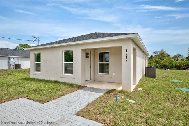 Building Photo - 1527 Chatsworth St