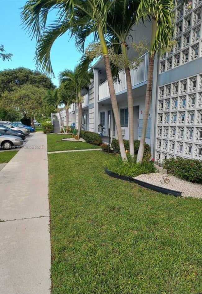 Building Photo - 2000 NE 51st Ct
