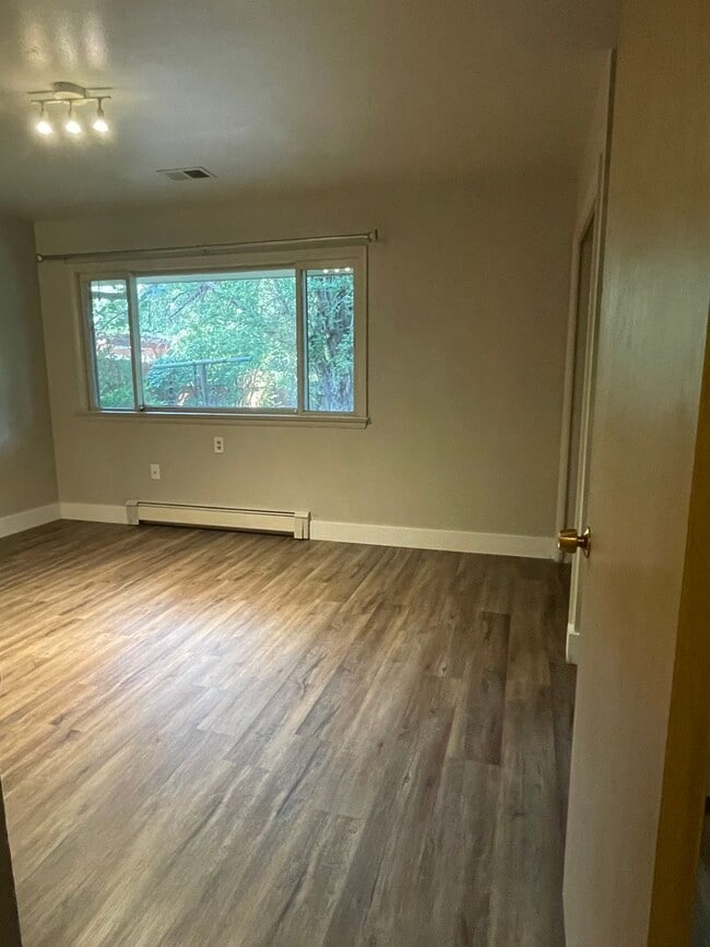 Building Photo - STUDENTS WELCOME! Sprawling Ranch Style 3 Bedroom 3 Bath Home w/ finished basement in Midtown For...