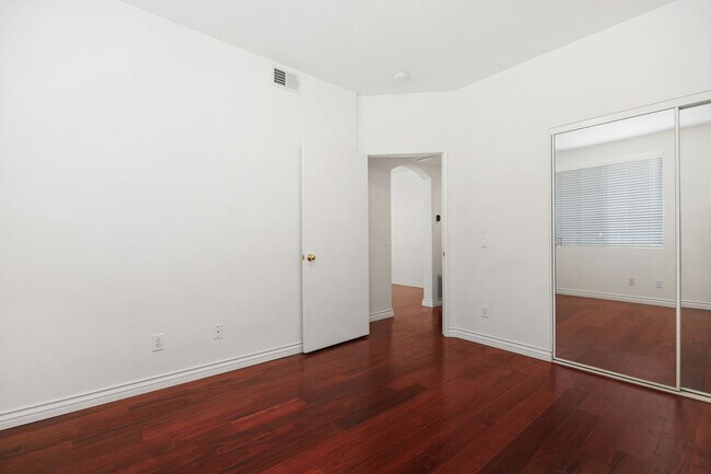 Building Photo - 10728 Sabre Hill Dr