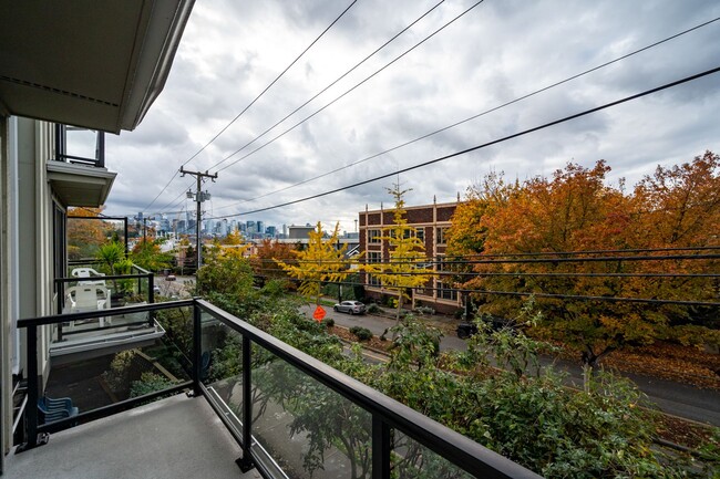 Building Photo - Modern & Spacious 2+ Bedroom/3.25 Bath Vie...