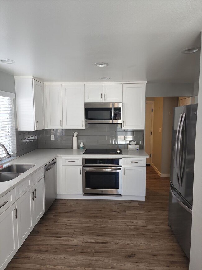 Building Photo - 4 bedroom single level home zoned for Reed...