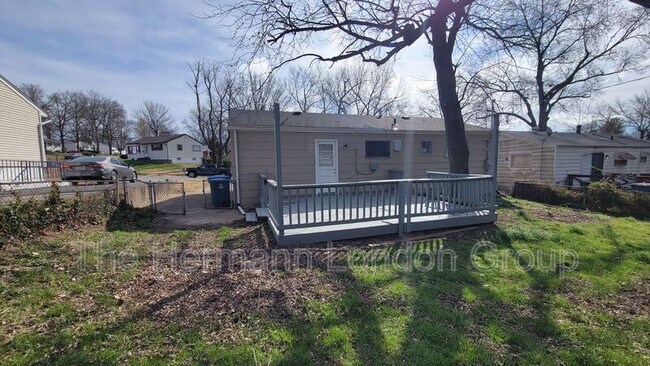 Building Photo - 227 Meadowcrest Dr