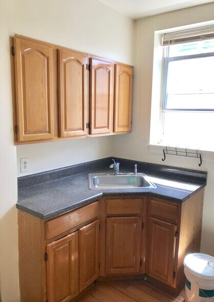 Building Photo - 1422 N Willington St