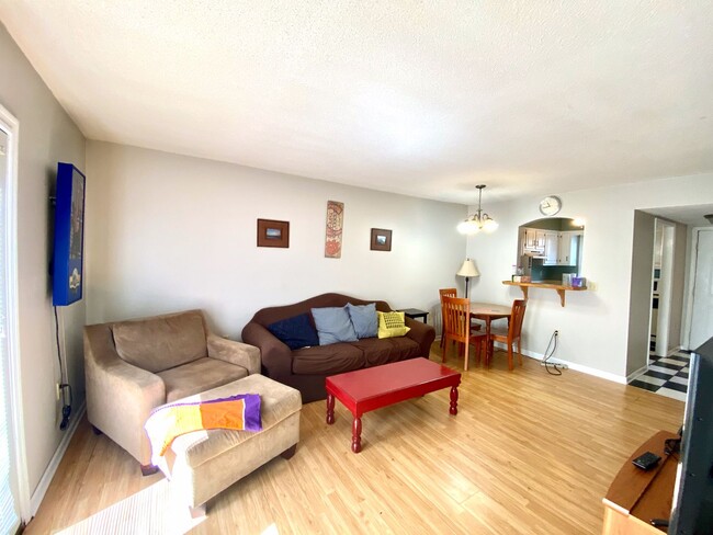 Building Photo - Short Term Lease Available for 2 Bed/1.5 B...