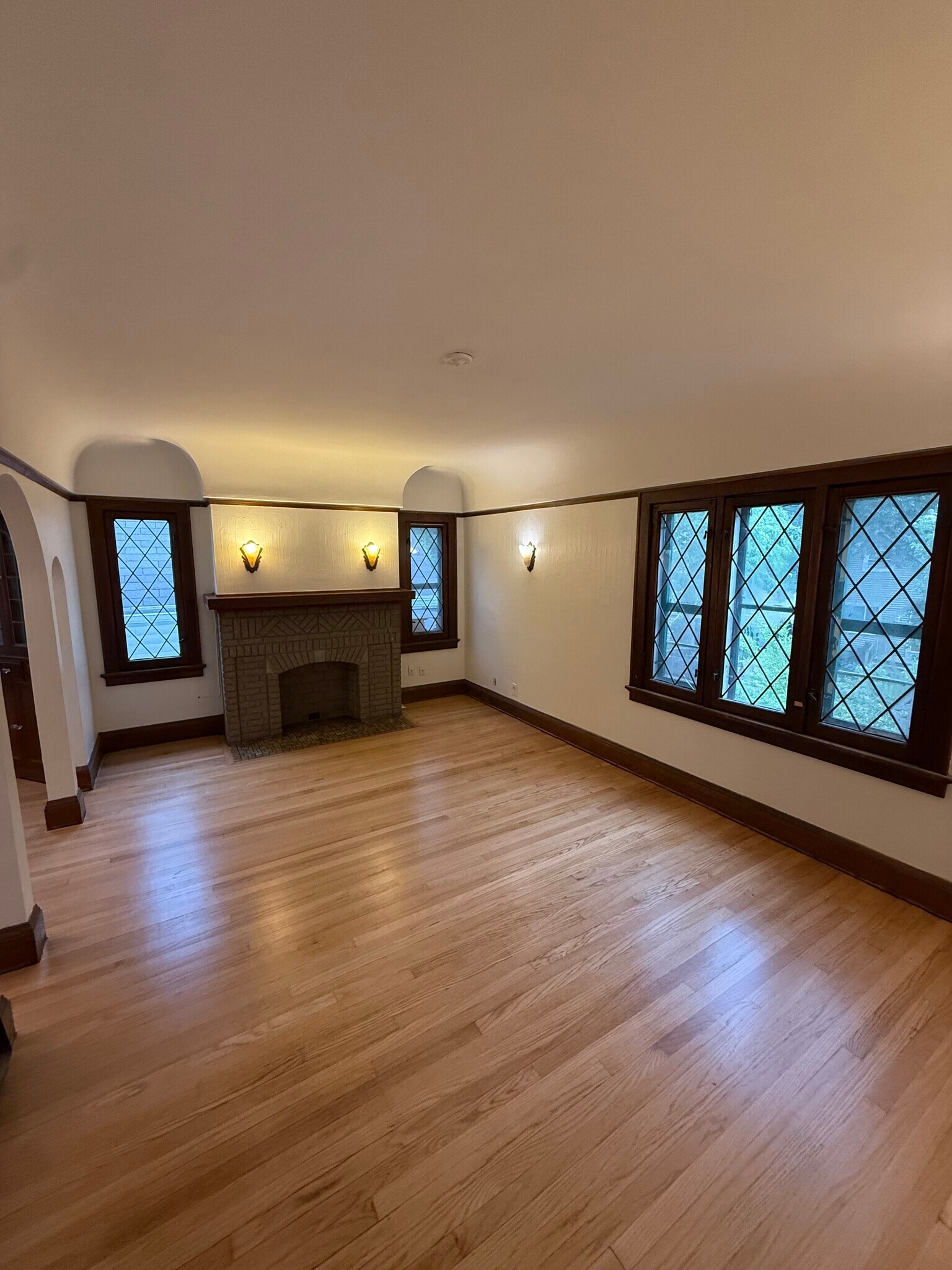Building Photo - 332 E Schiller St