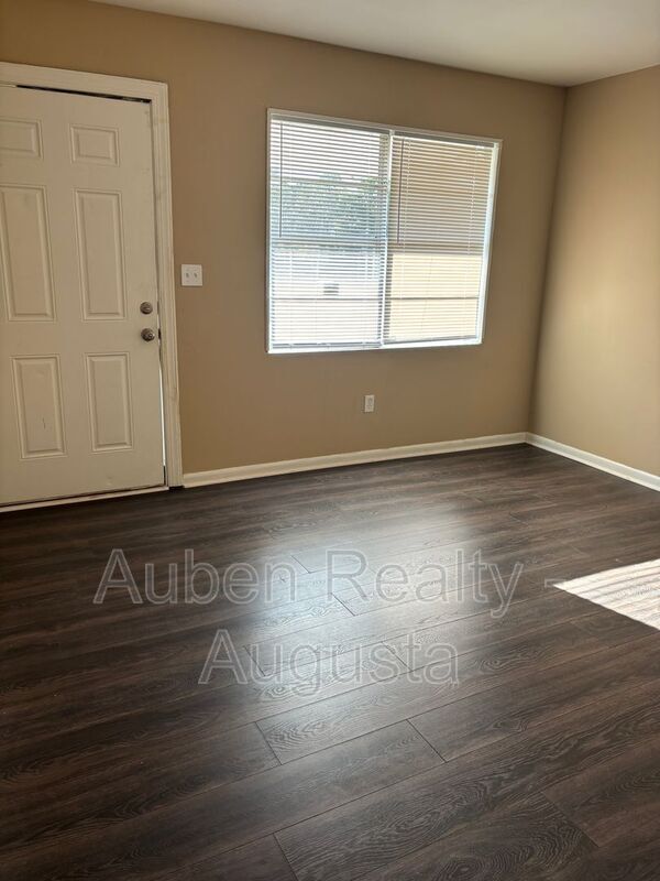 Building Photo - 2516 Kensington Dr E