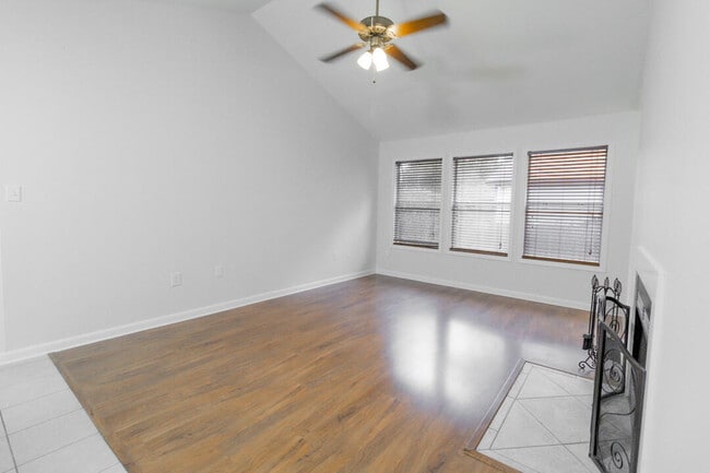 Building Photo - 206 Parkwood Cir