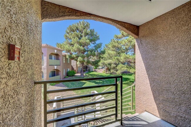 Building Photo - 2121 Blue Breeze Dr