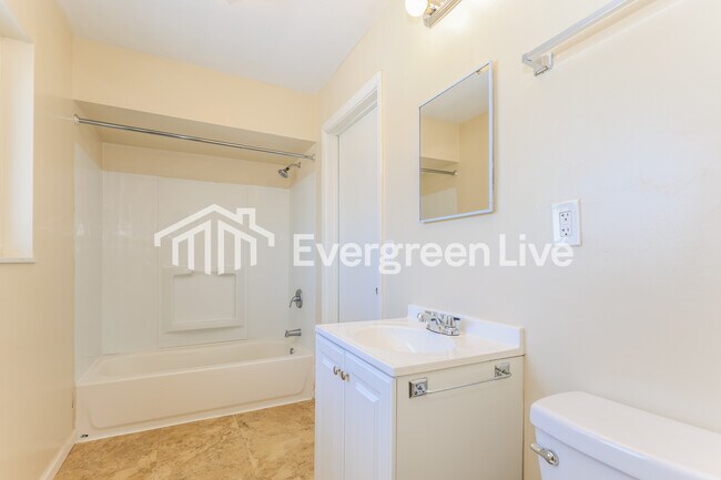 Building Photo - 804 Fallview Ave