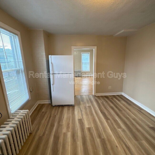 Building Photo - 65 George St E