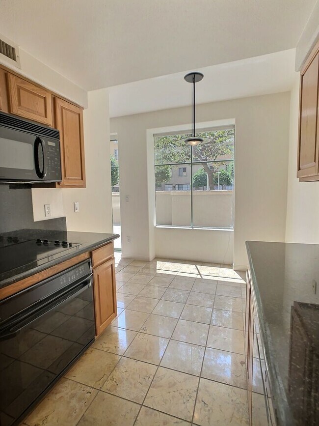 Building Photo - Paseo Plaza Condo For Rent in the Heart of...