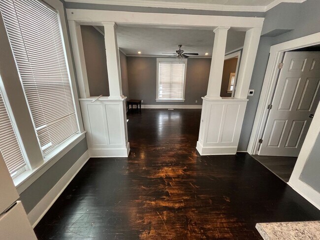 Building Photo - 1512 Main St