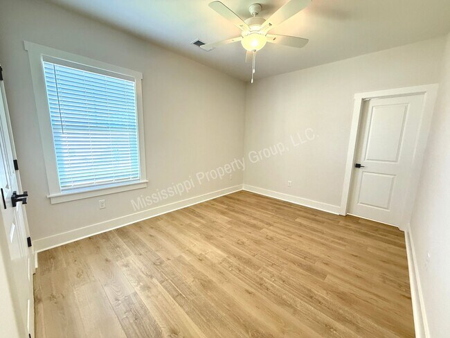 Building Photo - 4BD/4.5BA IN THE RESERVE PHASE II
