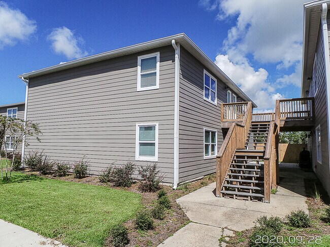 Building Photo - 723 S Berthe Ave