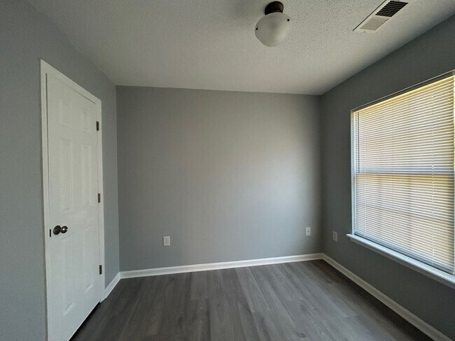 Building Photo - Charming 3BR /2BA  Home with many upgrades...