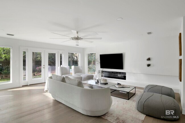 Building Photo - 380 S Church St