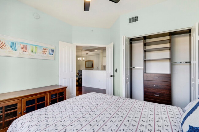 Building Photo - 9212 Myrtlewood Cir W