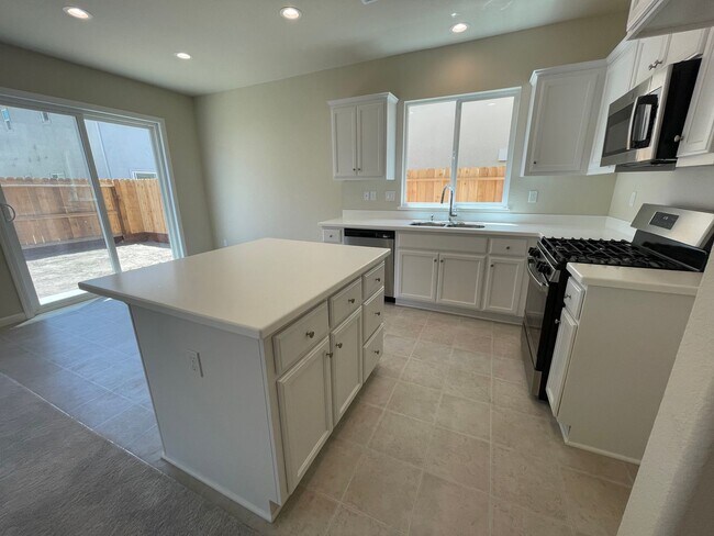 Building Photo - Newer Florsheim Home
