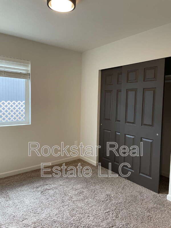 Building Photo - 2112 E Dalke Ave
