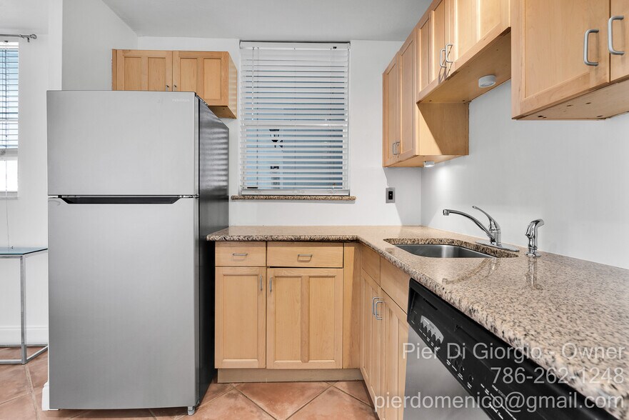 Building Photo - 1801 S Treasure Dr