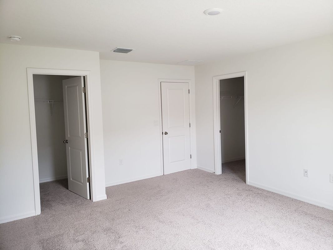 Building Photo - 729 W Oak Dr