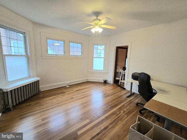 Building Photo - 557 Hamilton St