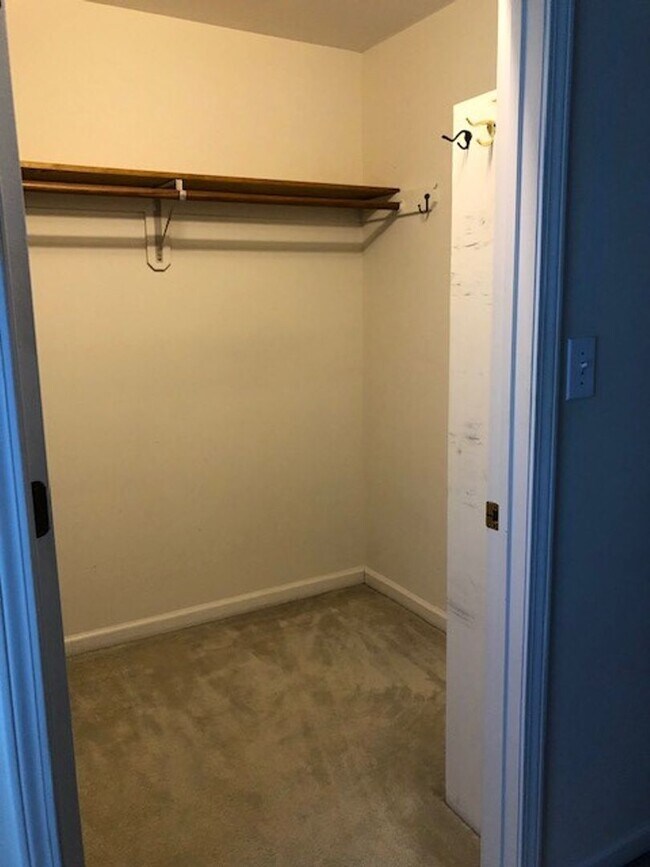 Building Photo - READY TO MOVE IN! 2 Beds 2 Baths! Price ad...