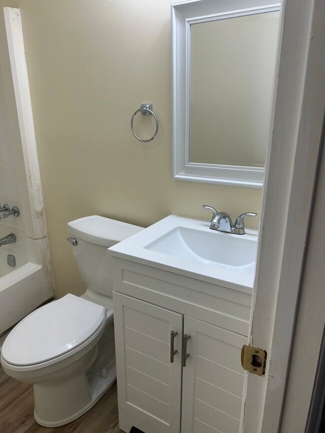 Building Photo - 4 bedroom and 2 bathroom