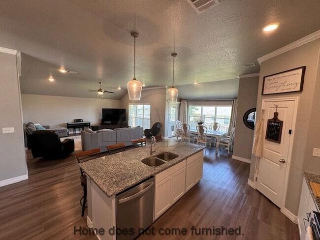 Building Photo - 907 Holliday Dr