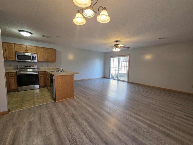 Building Photo - Spacious Town House!!