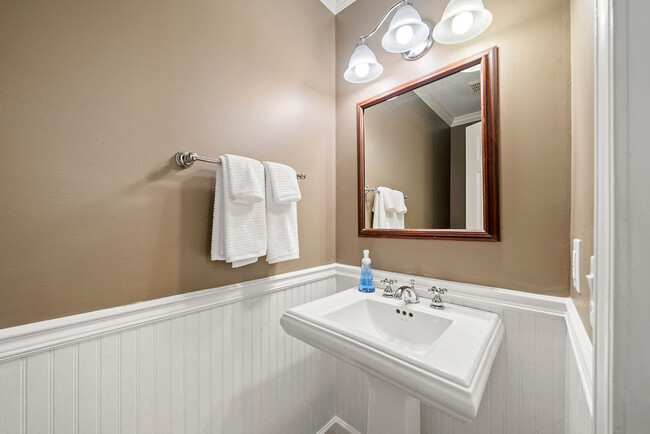 Building Photo - 550 High Point Ln