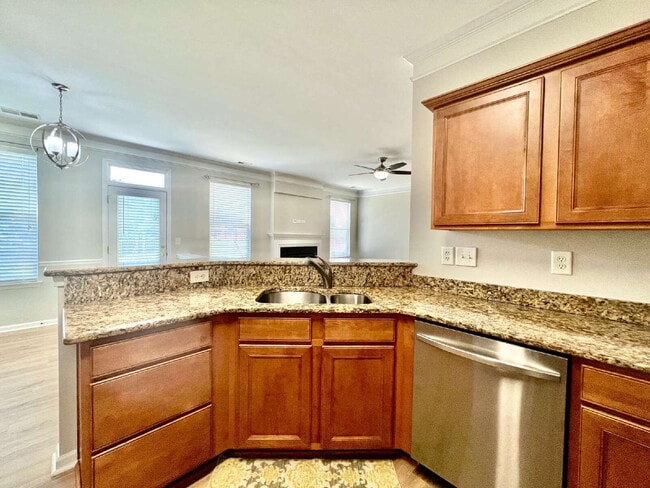 Building Photo - SPACIOUS 3 BEDROOMS!