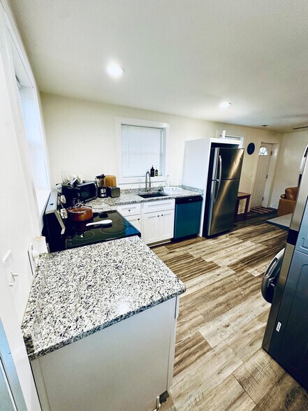 Building Photo - 405 Cedar Lane Rd