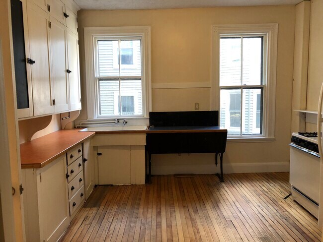 big bright kitchen - 20 Grant St