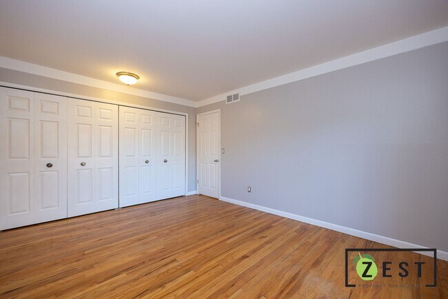 Building Photo - Beautiful 2 Bed 1.5 Bath Townhome available August 15th!