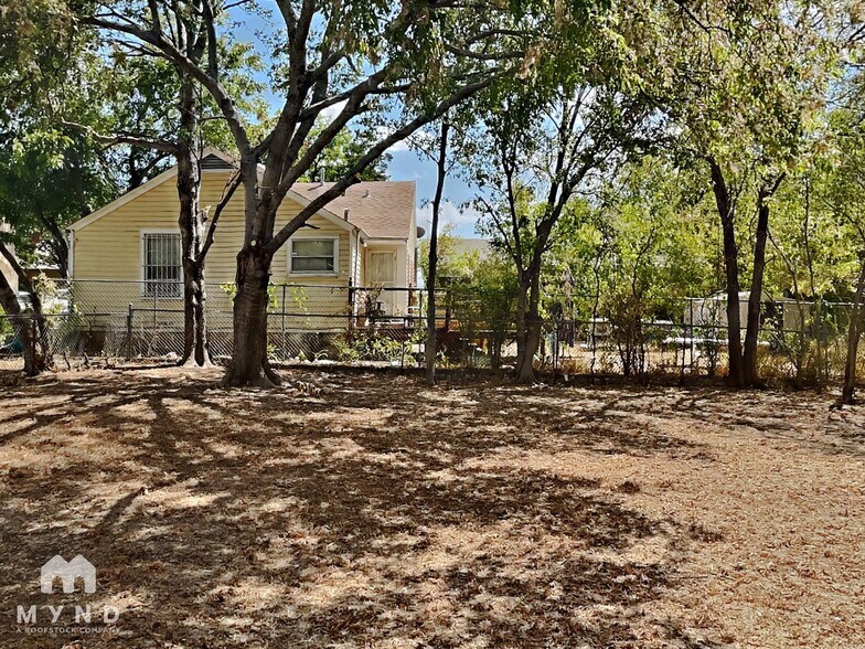 Building Photo - 3862 Meadowbrook Dr