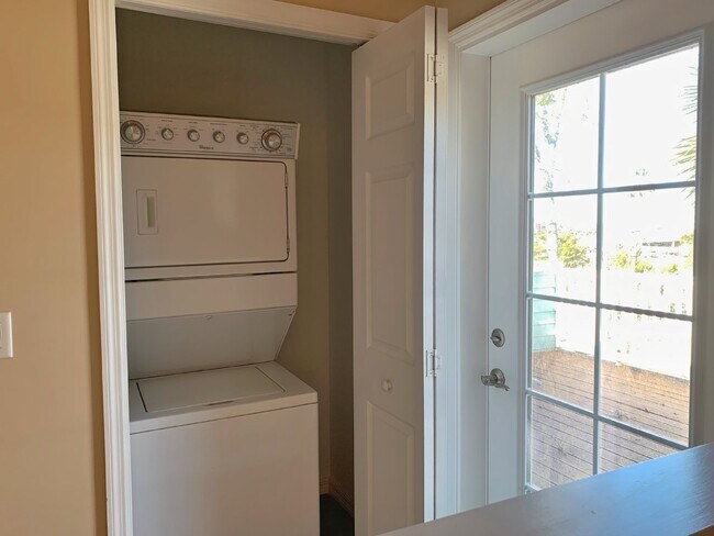 Building Photo - Coming Soon!! 4BR/4BA, downtown apartment. Walk to Flagler College..