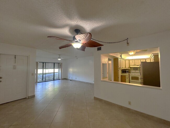 Building Photo - 723 Sunny Pine Way