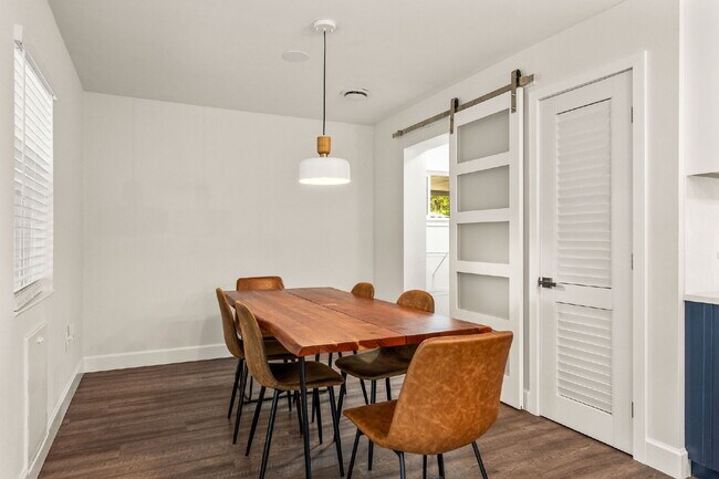 Building Photo - Charming 4-Bed with 2 Full Baths and Large...