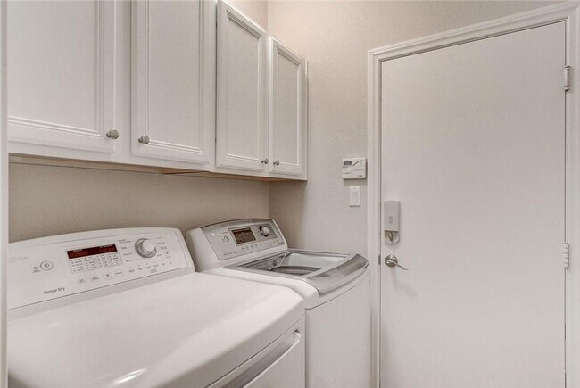 Building Photo - IMMACULATE FURNISHED 3BEDROOM GREEN VALLEY BEAUTY!