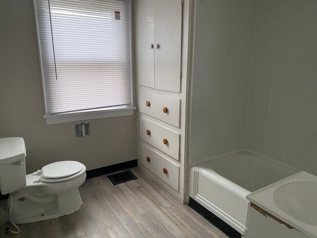 Building Photo - 3 Bedroom 1 Bathroom Single Family Home, N...
