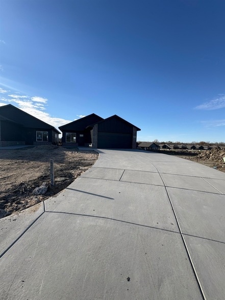 Building Photo - 4833 N Vassar Ave