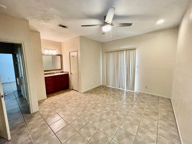 Building Photo - 421 W San Antonio St