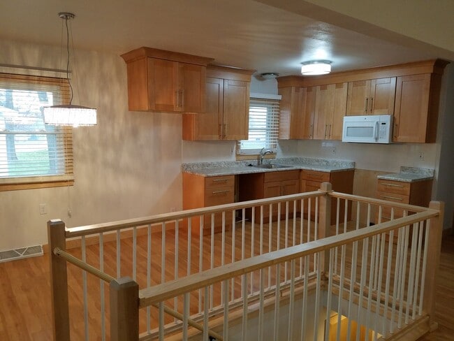 Building Photo - 4 Bedroom house in great CF Location